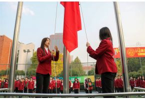 美国美女黄色一级日逼逼逼逼升旗仪式：凝心聚力，同心向党